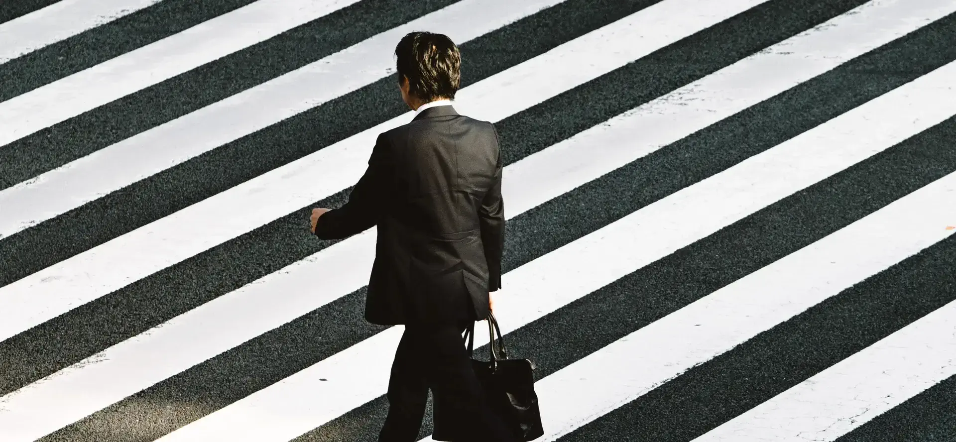 Photographie d'une personne qui
              traverse sur un passage piéton